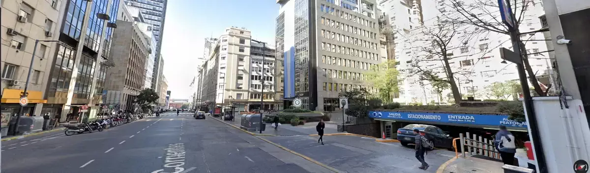Entrada al estacionamiento de Av. Corrientes 436, a 20 metros del Edificio SAFICO